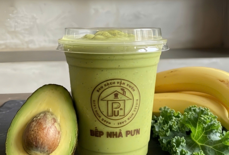 Ngại ăn rau? Thử ngay Smoothie Cải Xoăn Bơ Chuối tại Bếp Nhà Pưn!